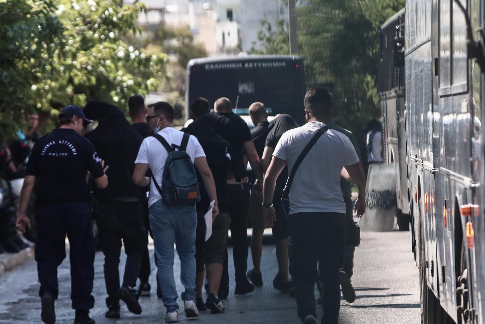 11.08.2023., Atena, Grcka - Prva skupina navijaca iz pritvora je prebacena na sud gdje u 12 sati pocinju saslusanja koja ce trajati do nedjelje. Uhicene, njih 105, ce dovoditi i ispitivati u grupama po 30 osoba. Prvi optuzenici za krvave incidente ispred stadiona AEK-a i ubojstvo 29-godisnjaka danas ce biti ispitani, a glavnu istragu vode tri istrazitelja, jedan redovni i dva pomocnika.  Photo: KOSTAS TZOUMAS/EUROKINISSI/PIXSELL