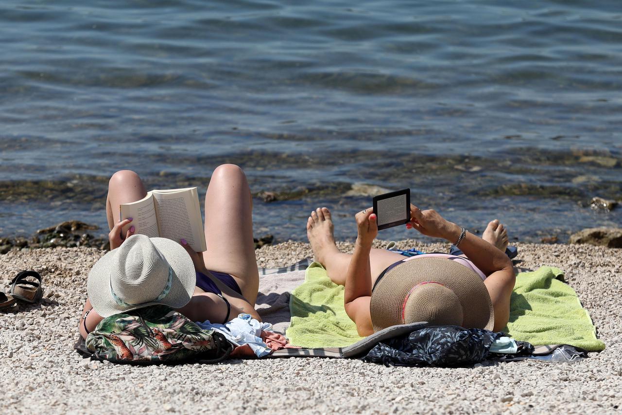 Šibenik: Turisti spas od vrućina potražili na plaži Banj