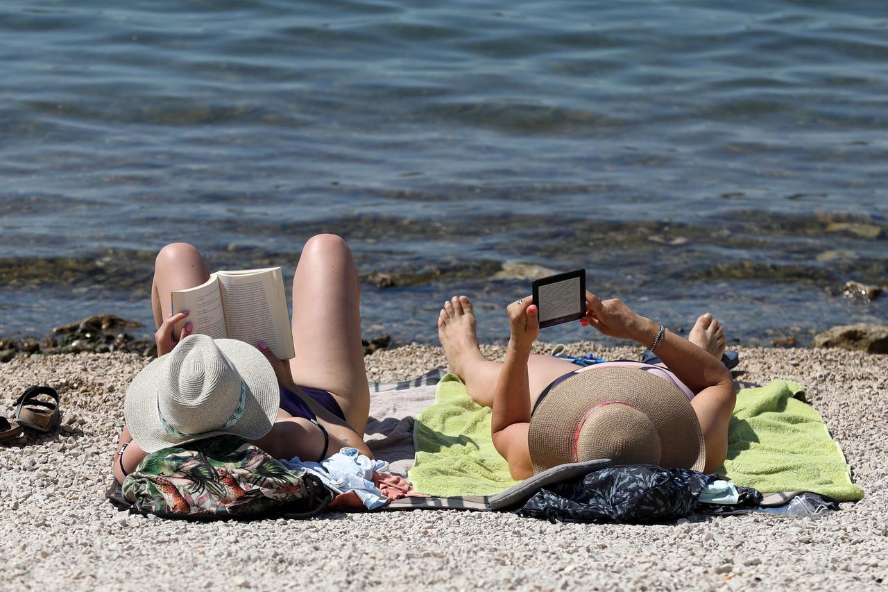 Šibenik: Turisti spas od vrućina potražili na plaži Banj
