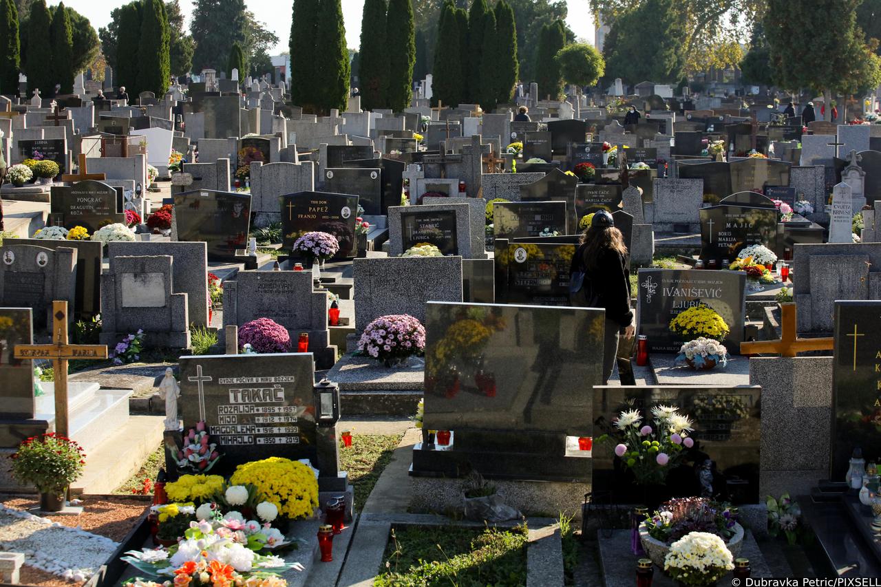 Osječani obilaze grobove  najmilijih