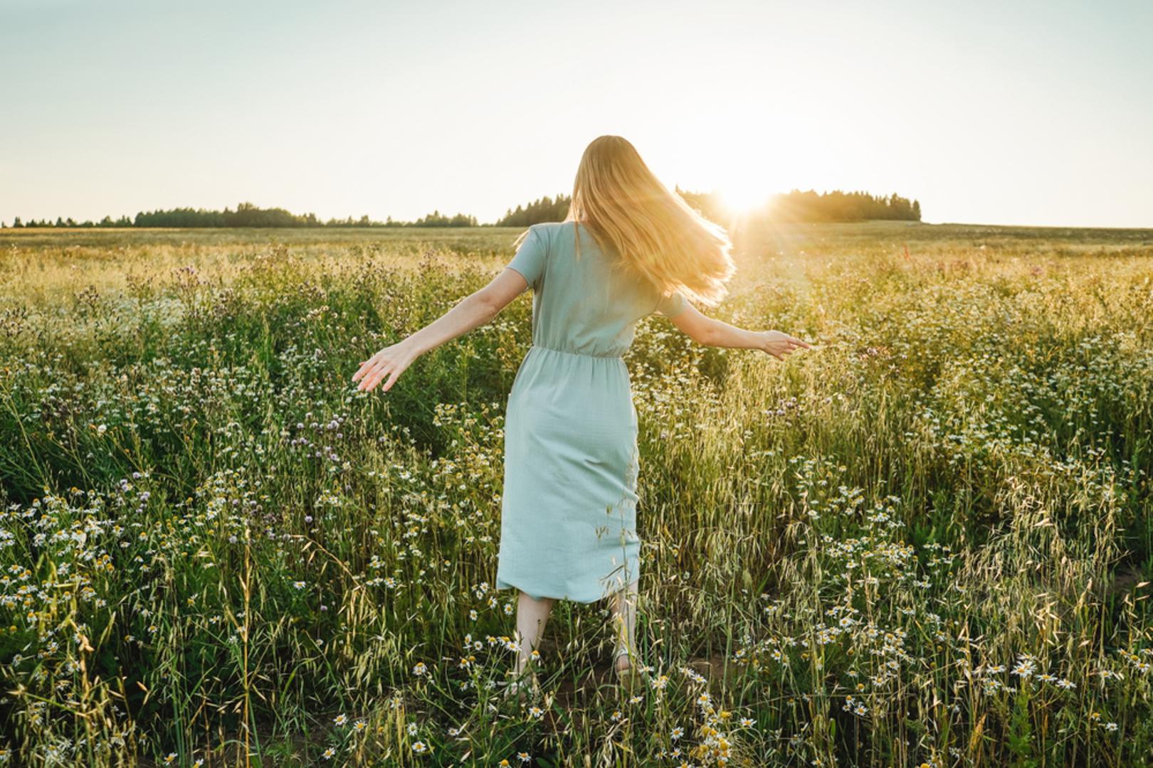 Zelena: Ako obožavate zelenu, vrlo vjerojatno vam je važna ravnoteža, i u poslu i u privatnom životu. Naglašeno ste empatični, često ste 'rame za plakanje' i volite pomagati drugima da se osjećaju bolje. Zelena se u psihologiji povezuje s potrebom za rastom, razvojem i osjećajem smisla. Zna se dogoditi da se teško odvajate od tuđih problema.