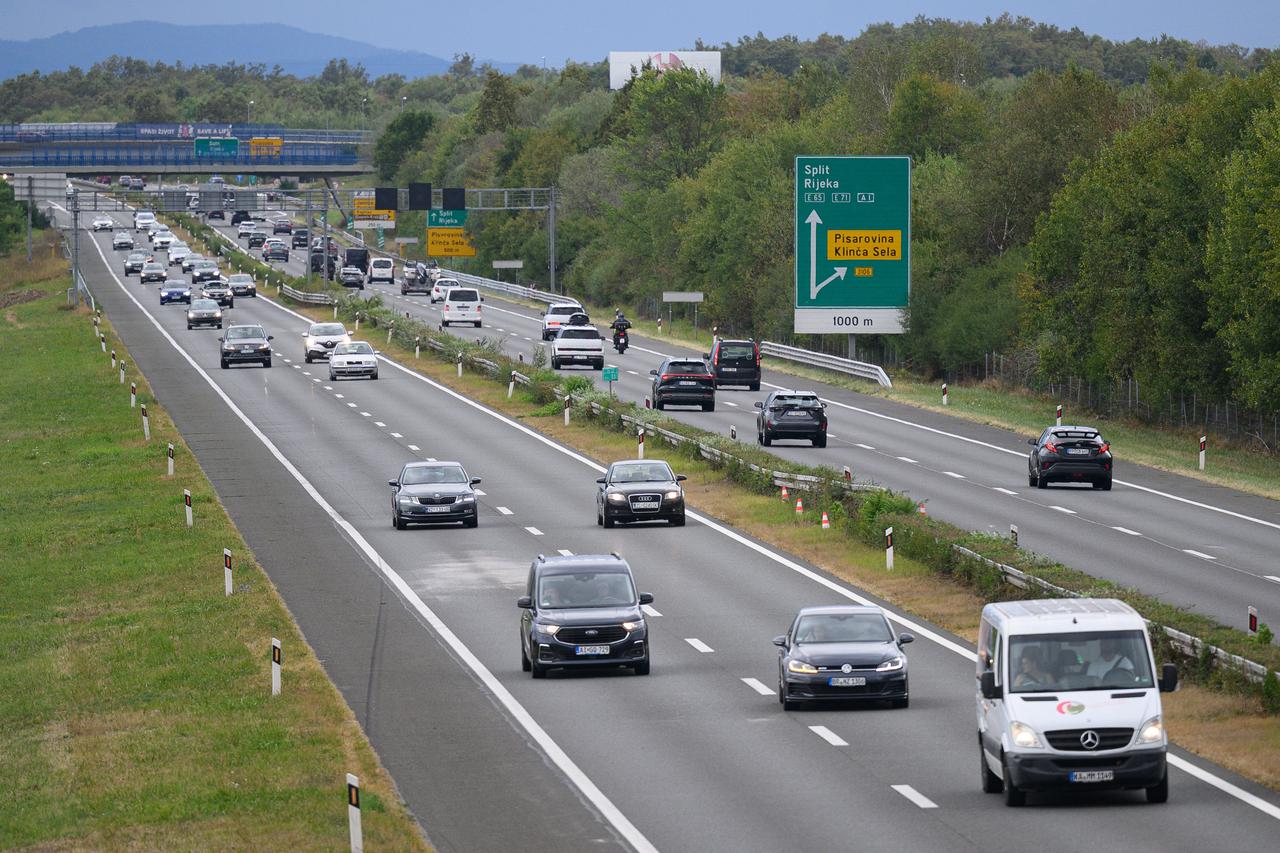 Donja Zdenčina:  Pogled na promet autocestom A1 