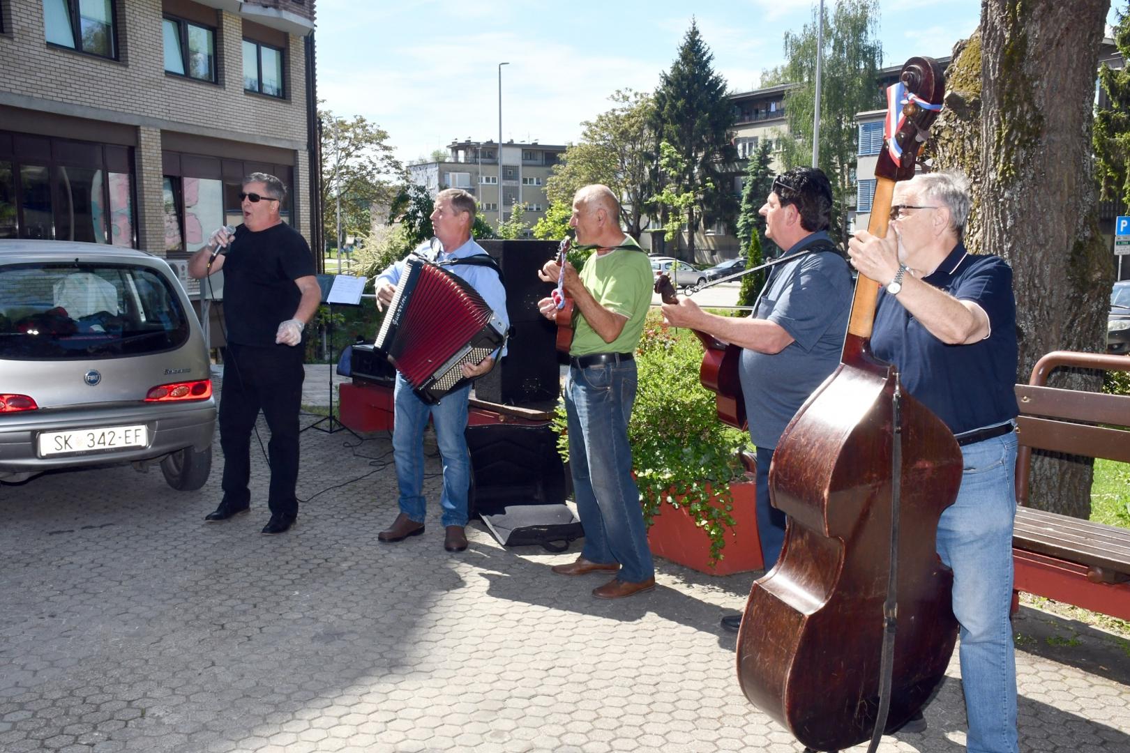 08.05.2020., Sisak - Tamburaski sastav Ivo Klekovic i prijatelji odrzao je koncert pred zgradom Doma za starije i nemocne koji je publika pratila s balkon Doma iz kojega nisu izasli vec 2,5 mjeseca.Photo: Nikola Cutuk/PIXSELL