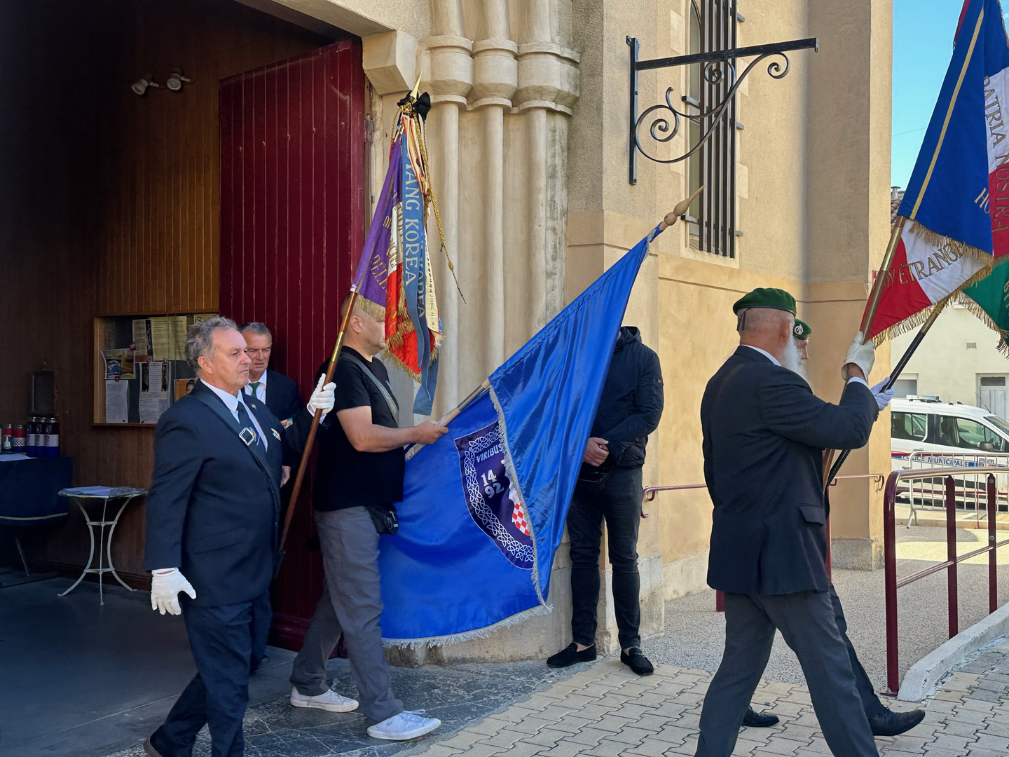 Sv. misi zadušnici nazočili su i brojni pripadnici francuske Legije stranaca, kako mlađi tako i oni stariji legionari koji su zajedno bili u Legiji stranaca s generalom Rosom.
