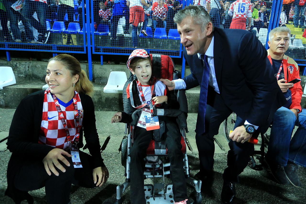 13.10.2014., stadion Gradski vrt, Osijek - Kvalifikacije za Europsko nogometno prvenstvo 2016. u Francuskoj, skupina H, 3. kolo, Hrvatska - Azerbajdzan. Predsjednik HNS-a Davor Suker s djetetom u invalidskim kolicima.  Photo: Davor Javorovic/PIXSELL