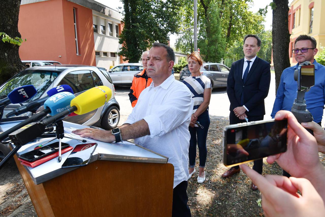 Ministar zdravstva Vili Beroš održao je konferenciju za medije ispred  varaždinske bolnice