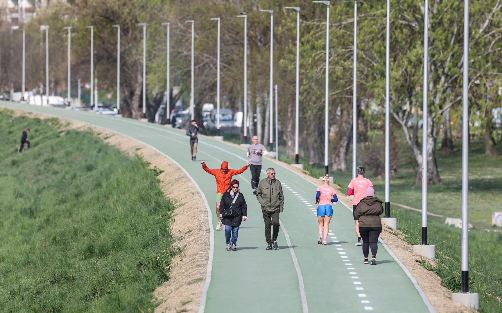 Pita se je li bilo teško staviti dio za bicikliste na uži dio nasipa i samo staviti oznaku da je za njih, bez da nasip izgleda kao prometnica? 