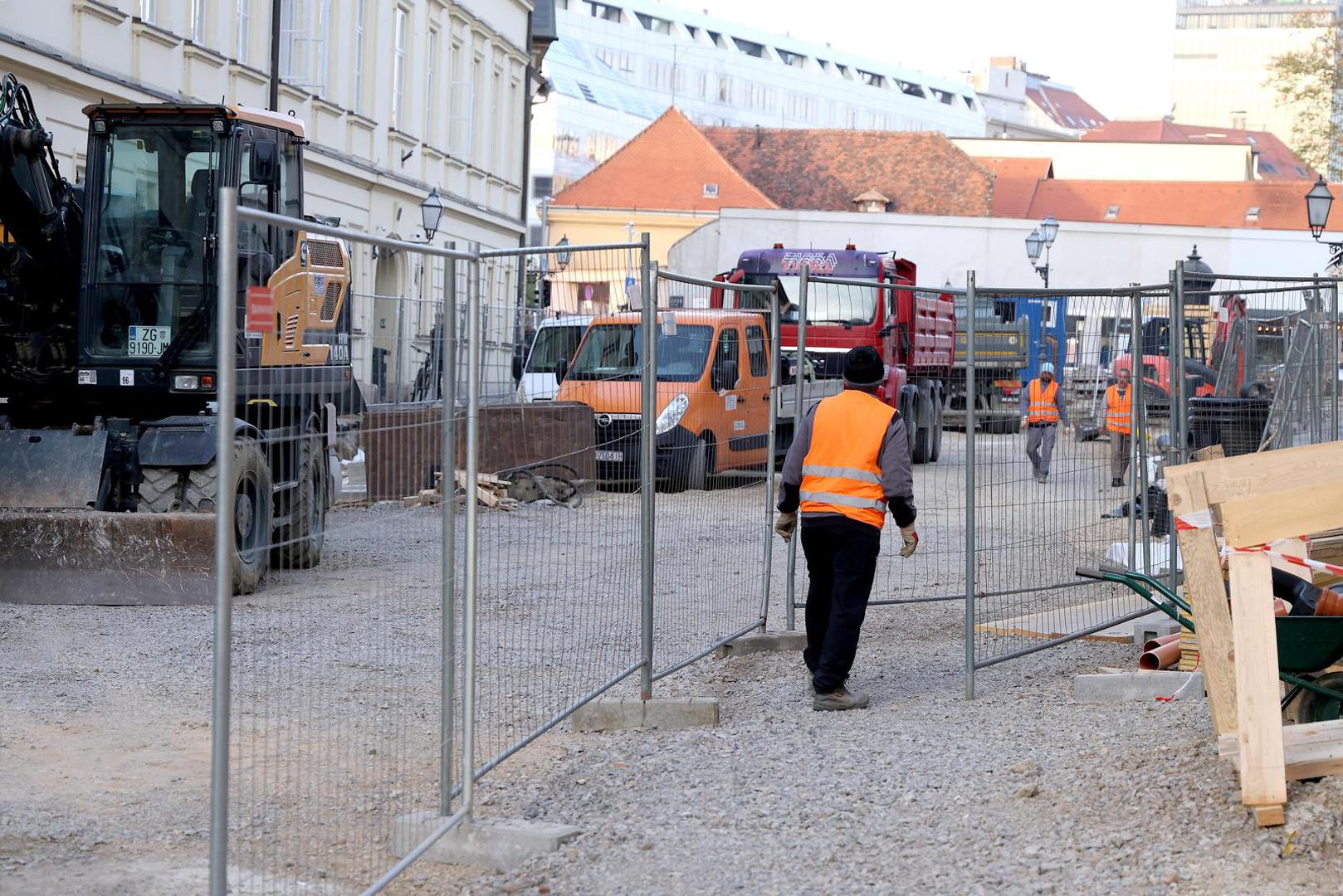 Postojeći asfalt zamijenit će kamene ploče, uklonit će se rubnjaci, a nekadašnji kolnik postat će dio jedinstvene kolno-pješačke površine. 