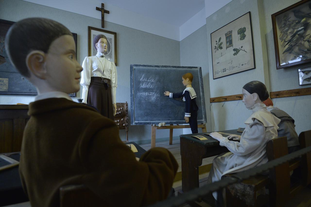 05.02.2015., Zagreb -  Hrvatski skolski muzej postavlja izlozbu predmeta iz 19. stoljeca o osnovnoj skoli.  Photo: Marko Lukunic/PIXSELL