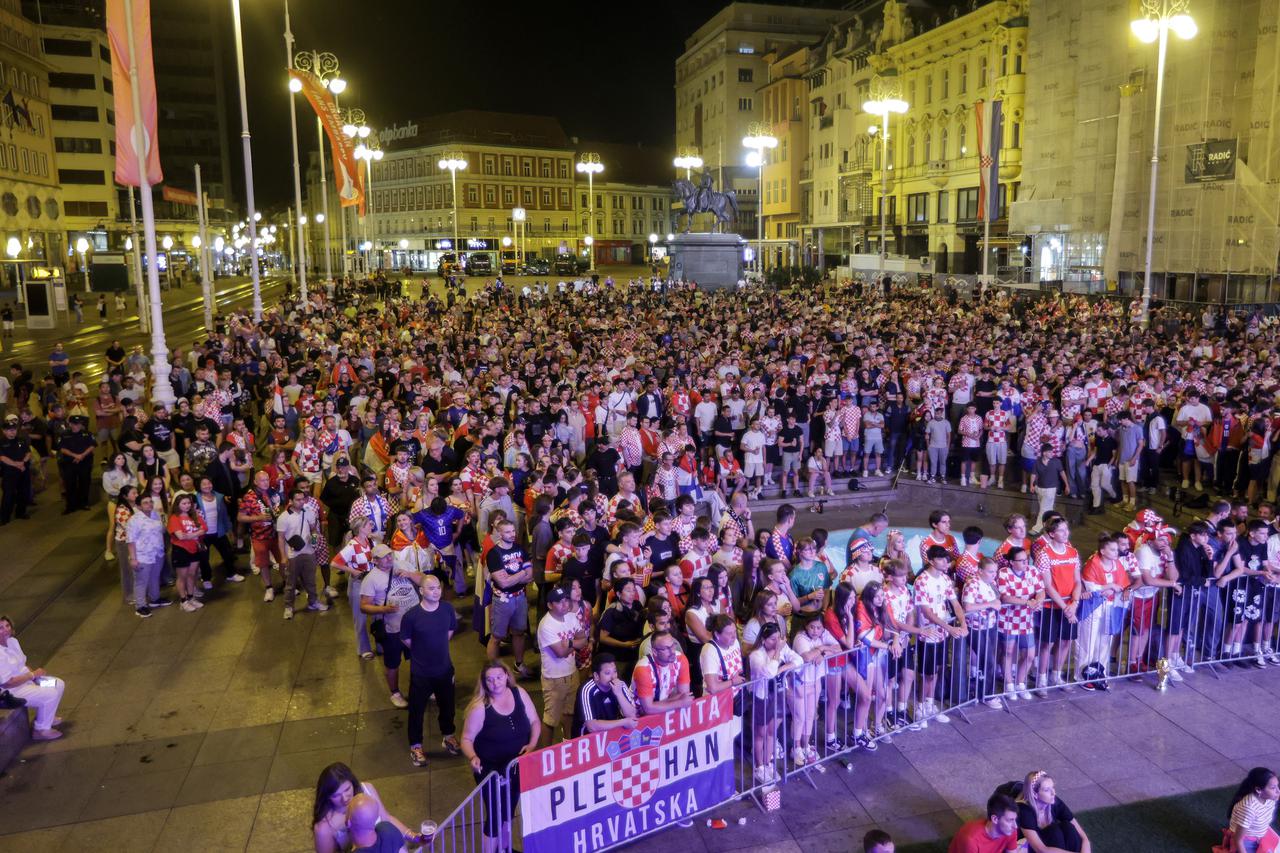 Zagreb: Navijači na na Trgu bana Jelačića prate utakmicu Hrvatska  - Portugal 