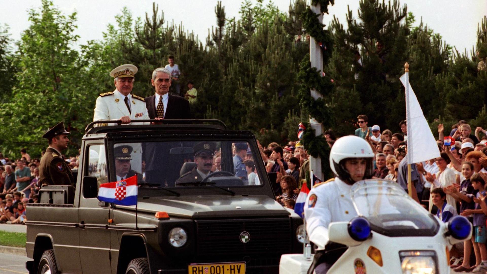 29.05.1995., Zagreb, Jarun - Mimohod Oruzanih snaga Republike Hrvatske u povodu svecanog obiljezavanja Dana drzavnosti odrzan je pred brojnim gradjanima na zagrebackom jezeru Jarun. Mimohodu je prisustvovao i vrhovni zapovjednik OS, predsjednik dr. Franjo Tudjman u drustvu ministra obrane Gojka Suska. Photo: Sinisa Hancic/PIXSELL