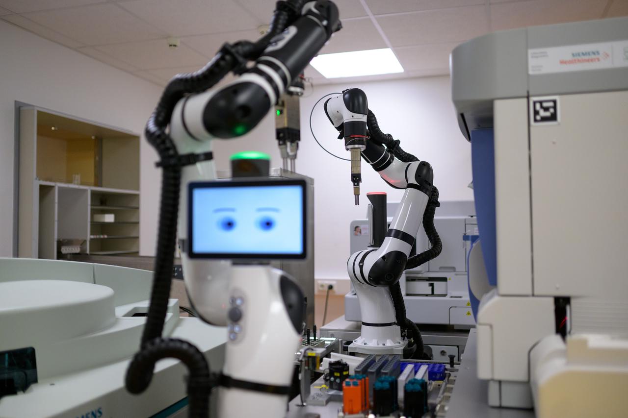 U bolnici u Njema?koj dva robota analiziraju krvi pacijenata