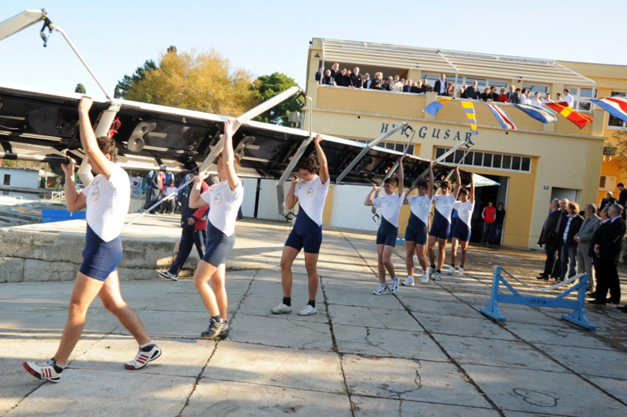'pixsell-hrvatska-split-05.12.2009.-split veslacki klub gusar proslava prve hrvatske medalje koju je osvoio veslacki klub gusar 1929 te je bilo polaganje vjenaca za sve poginule veslace juniori kluba 