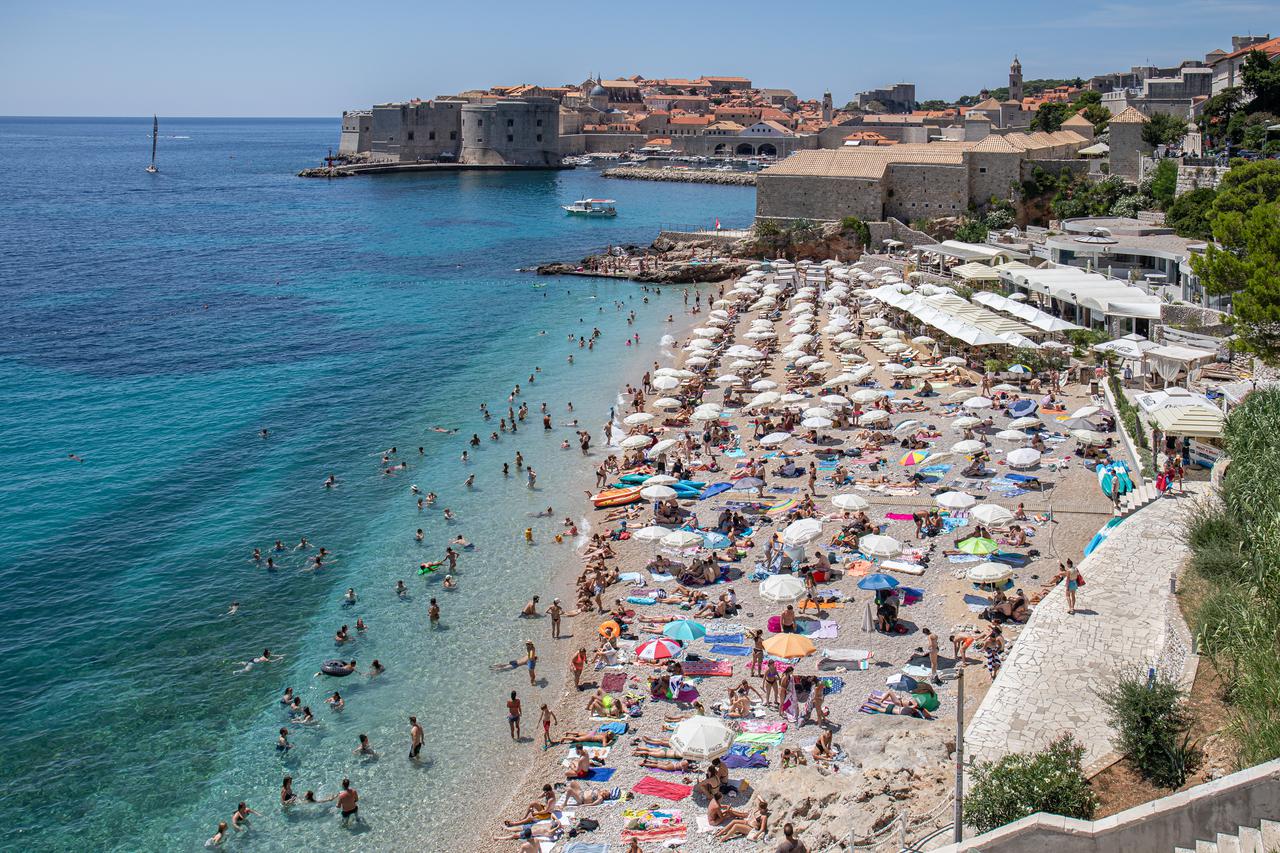 Dubrovnik: Spas od vrućine turisti potražili na plaži Banje