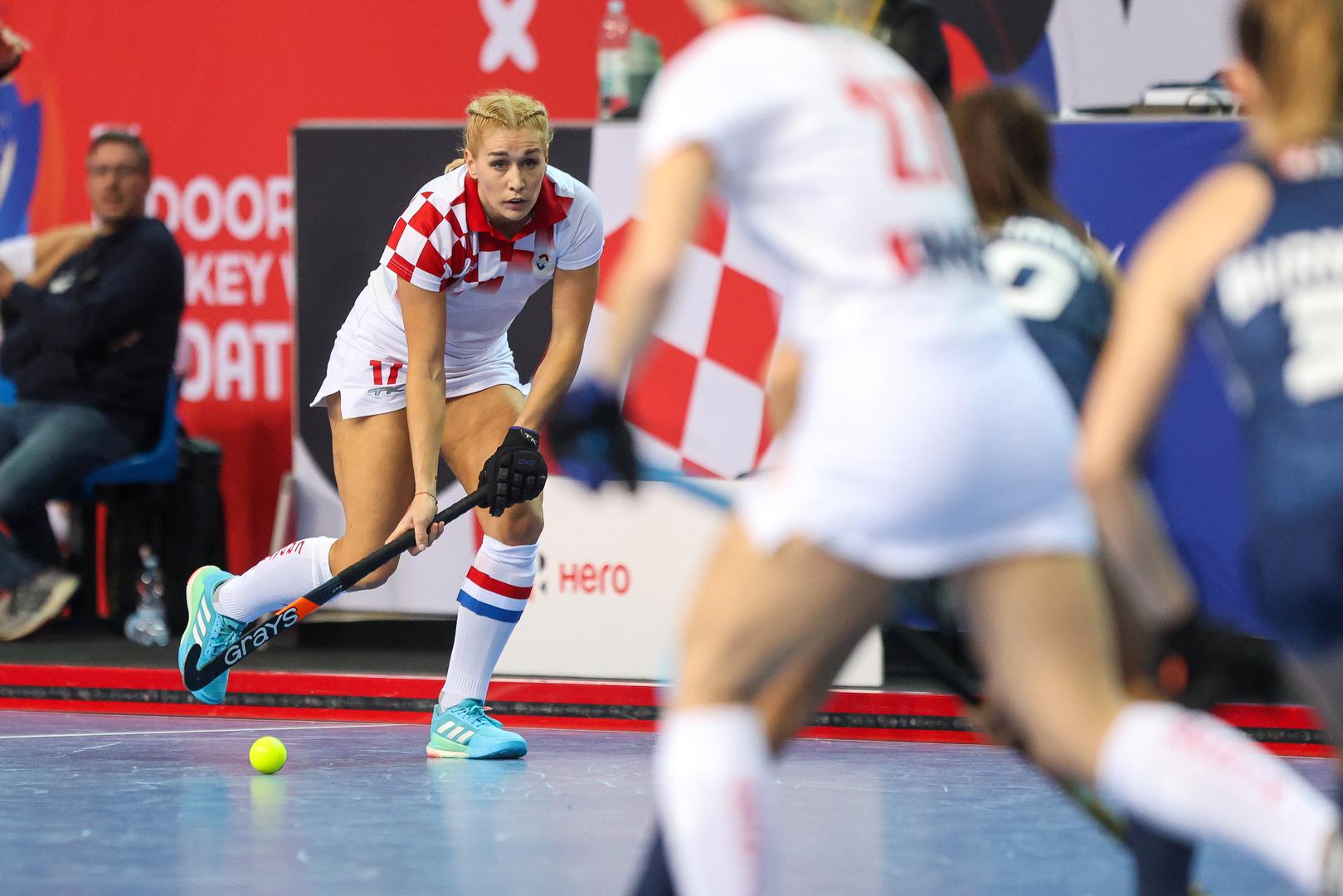 Amerikanke su povele s 2-0, potom je Lucija Čepo smanjila, ali uslijedio je niz golova suparnica, koje su u nastavku samo potvrdile pobjedu. 