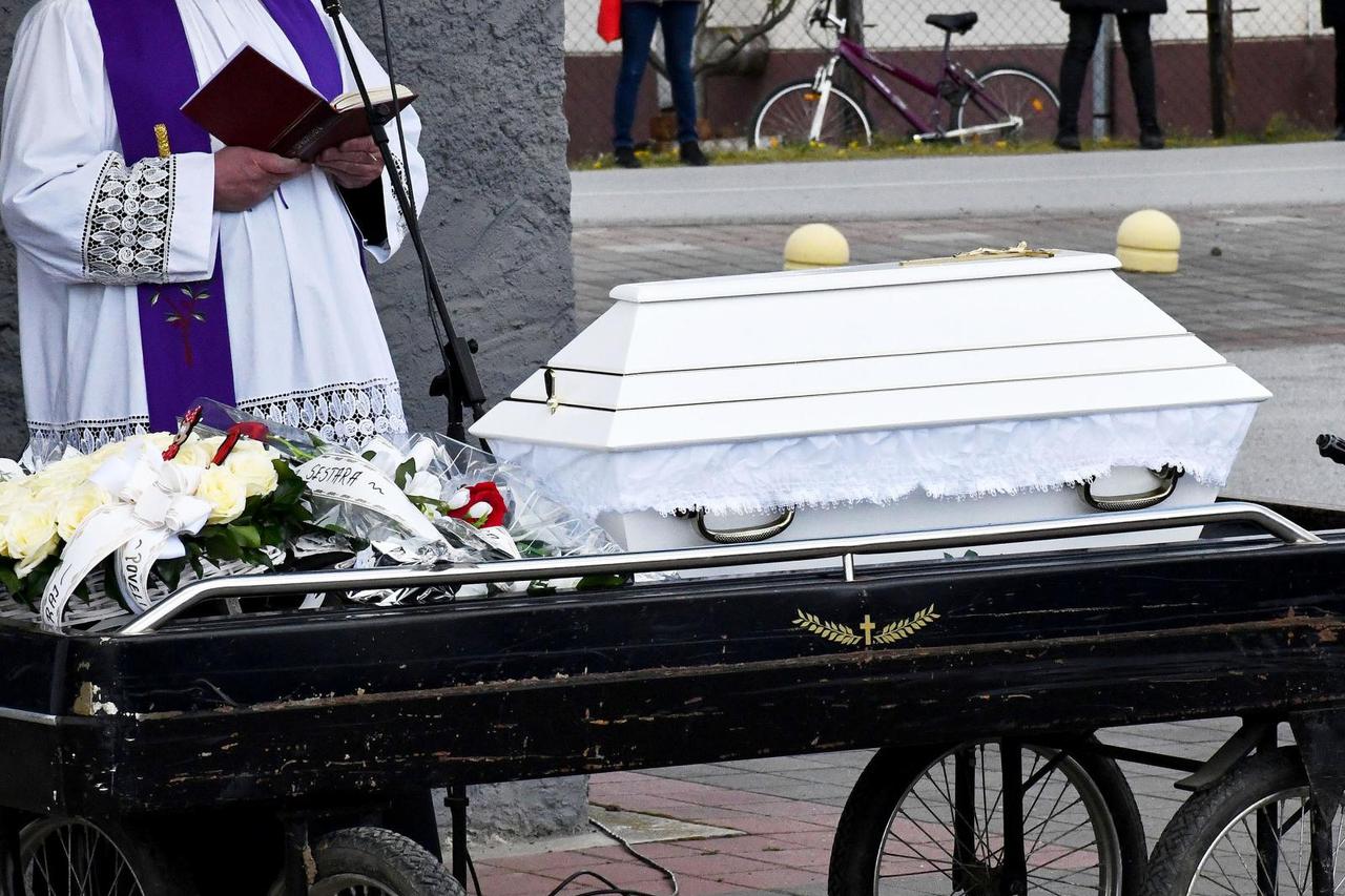 Pogreb djevojčice Nikoll na gradskom groblju u Novoj Gradiški