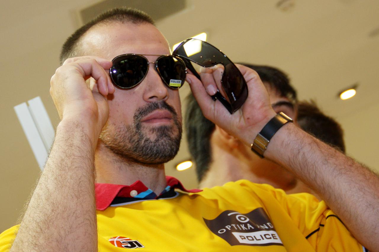 11..10.2012., Split - Optika Anda novi je  sponzor kosarkasa Splita. Nakon sto su obavili pregled vida kosarkasi su isprobali nove modele suncanih naocala. Photo: Ivana Ivanovic/PIXSELL