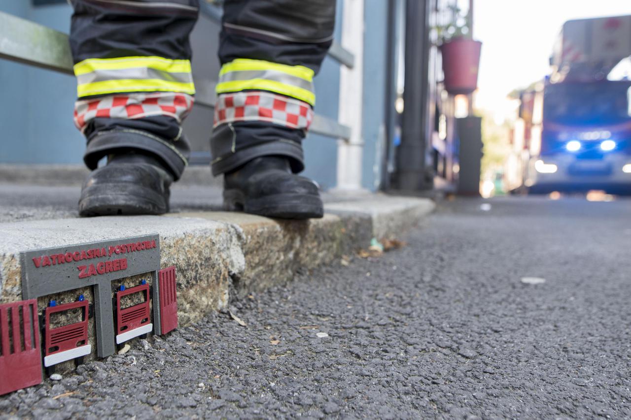 Mali Zagreb - Instalacija minijaturne vatrogasne postaje postavljena u JVP Centar
