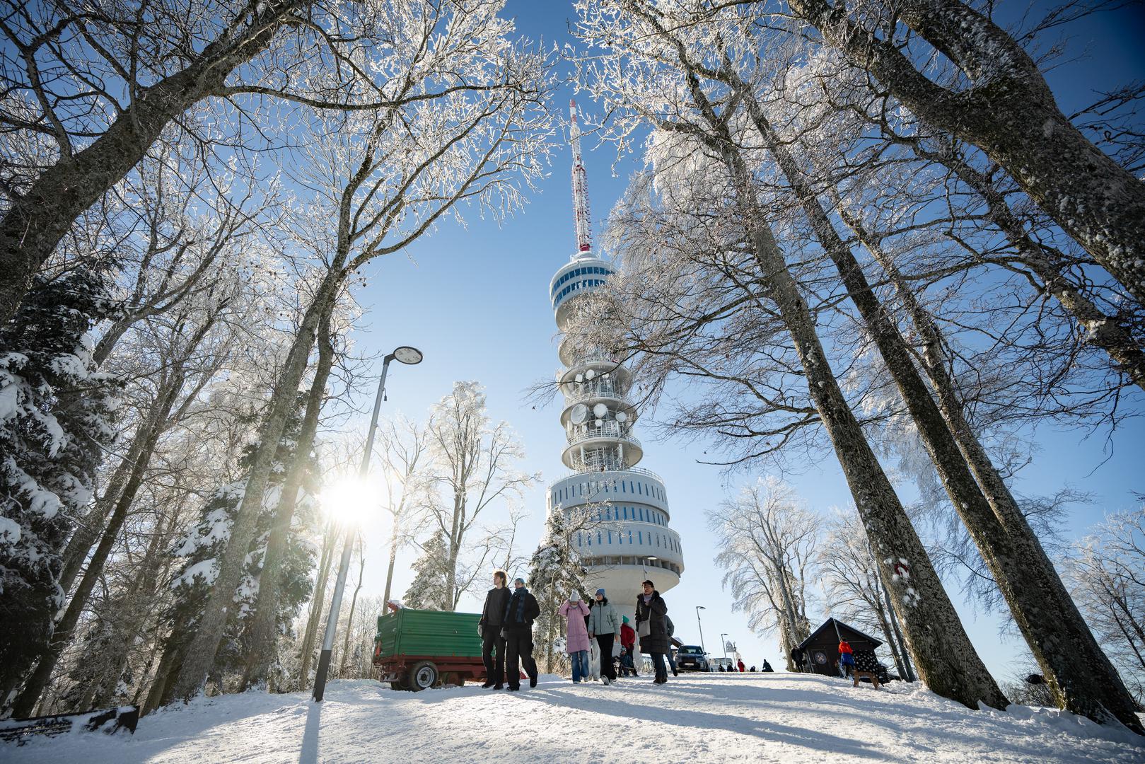 Iako se u centru Zagreba zbog magle ne vidi ni prst pred nosom, na Sljemenu se danas uživa na snijegu i suncu. 

