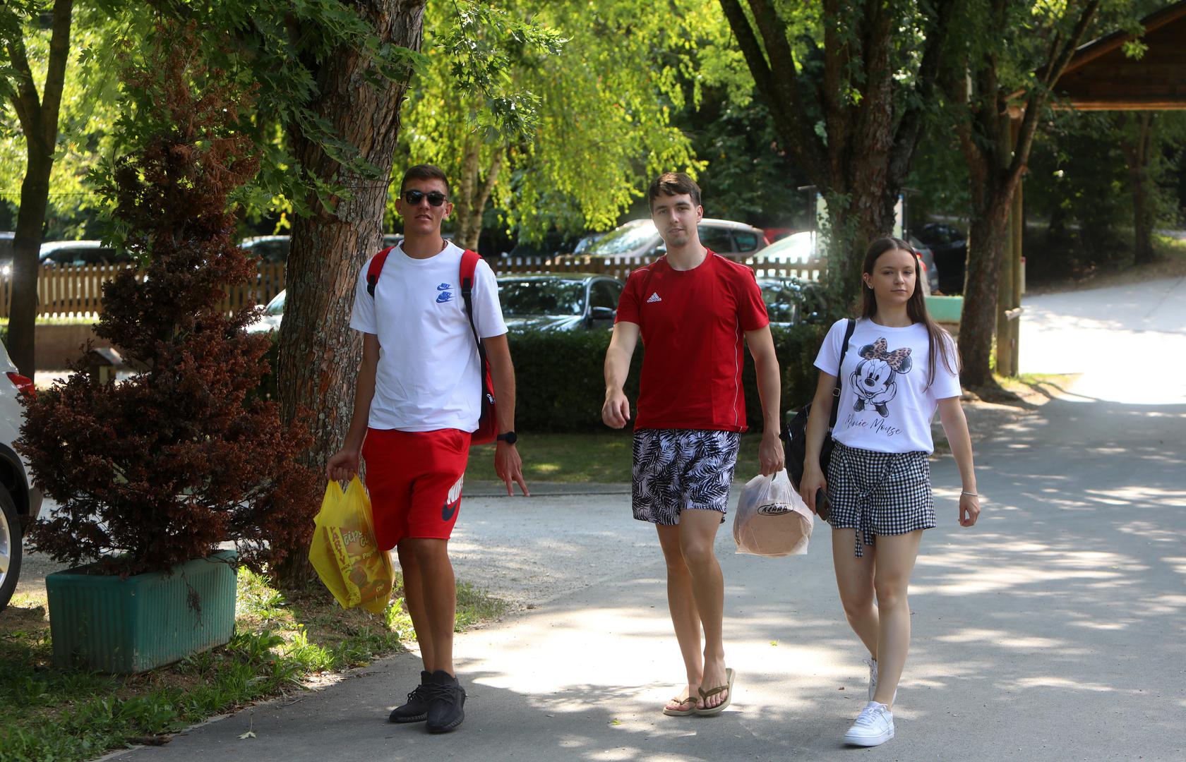 11.08.2021., Duga Resa - Autokamp Slapic na rijeci Mreznici u Belavicima popunjen je stranim i domacim turistima. Osim gostima iz Skandinavskih zemalja Nizozemske, Svedske, Njemacke i Austrije rijeka Mreznica sve je popularnija i medu Hrvatima ljetuju u ovom kampu.Photo: Kristina Stedul Fabac/PIXSELL