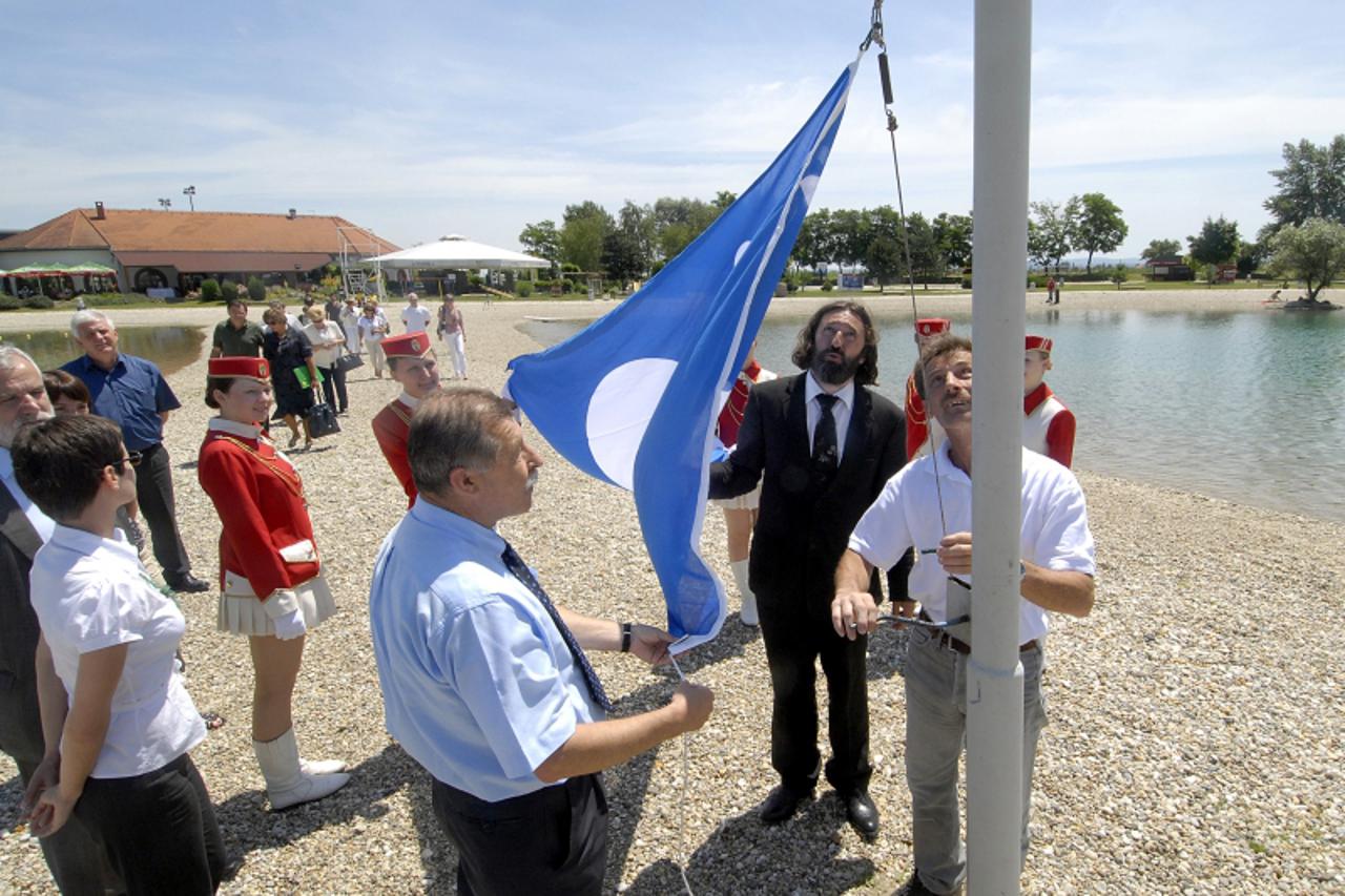 'varazdin/medjimurje, 18.06.2009., varazdin, podizanje plave zastave za najuredjenije kupaliste i cistu vodu u kontinentalnoj hrvatskoj na gradskom kupalistu aquacity-u Photo: marko jurinec/Vecernji l