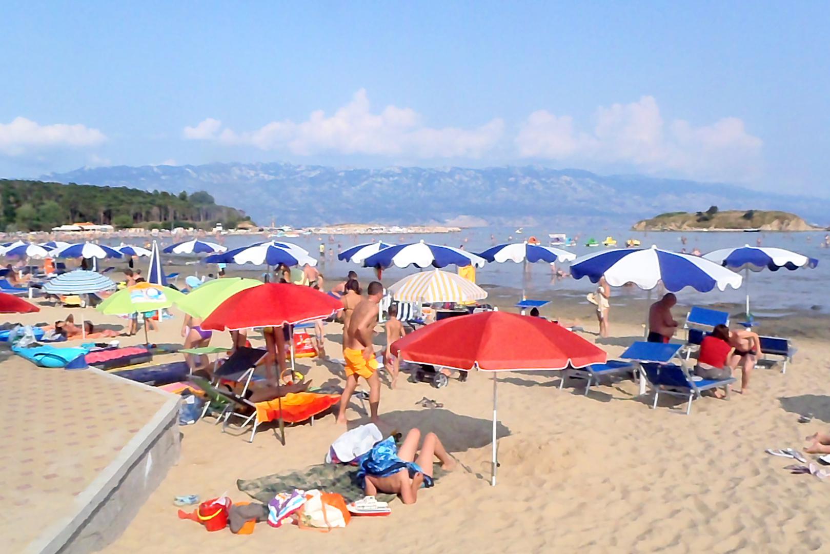 Rajska plaža (Lopar, otok Rab)
Gotovo dva kilometra duga pješčana plaža nalazi se u mjestu Lopar na otoku Rabu. Zbog izrazito plitkog ulaza u more i obilja pijeska, plaža je idealna i za najmanju djecu koja će možda baš ovdje napraviti svoje prve korake. Loparsko je more toplo, ali uvijek čisto. Restorani, barovi, sportski sadržaji, sportski rekviziti i sve što vas može razonoditi na dohvat je ruke.
