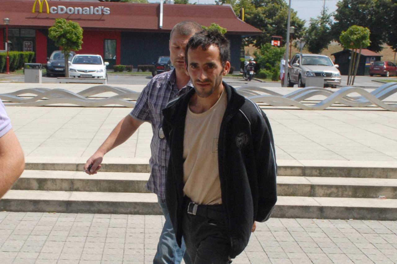 'Karlovac - Policija privodi Milana Mikica osumnjicenog za ubojstvo starice Anke Klipa u Plaskom. Mikic je navodno ubojica 88-godisnje starice. 210710 Photo: Kristina Stedul Fabac/PIXSELL'