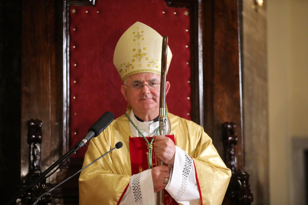 Riječki nadbiskup Uzinić preuzeo biskupski štap u katedrali sv. Vida