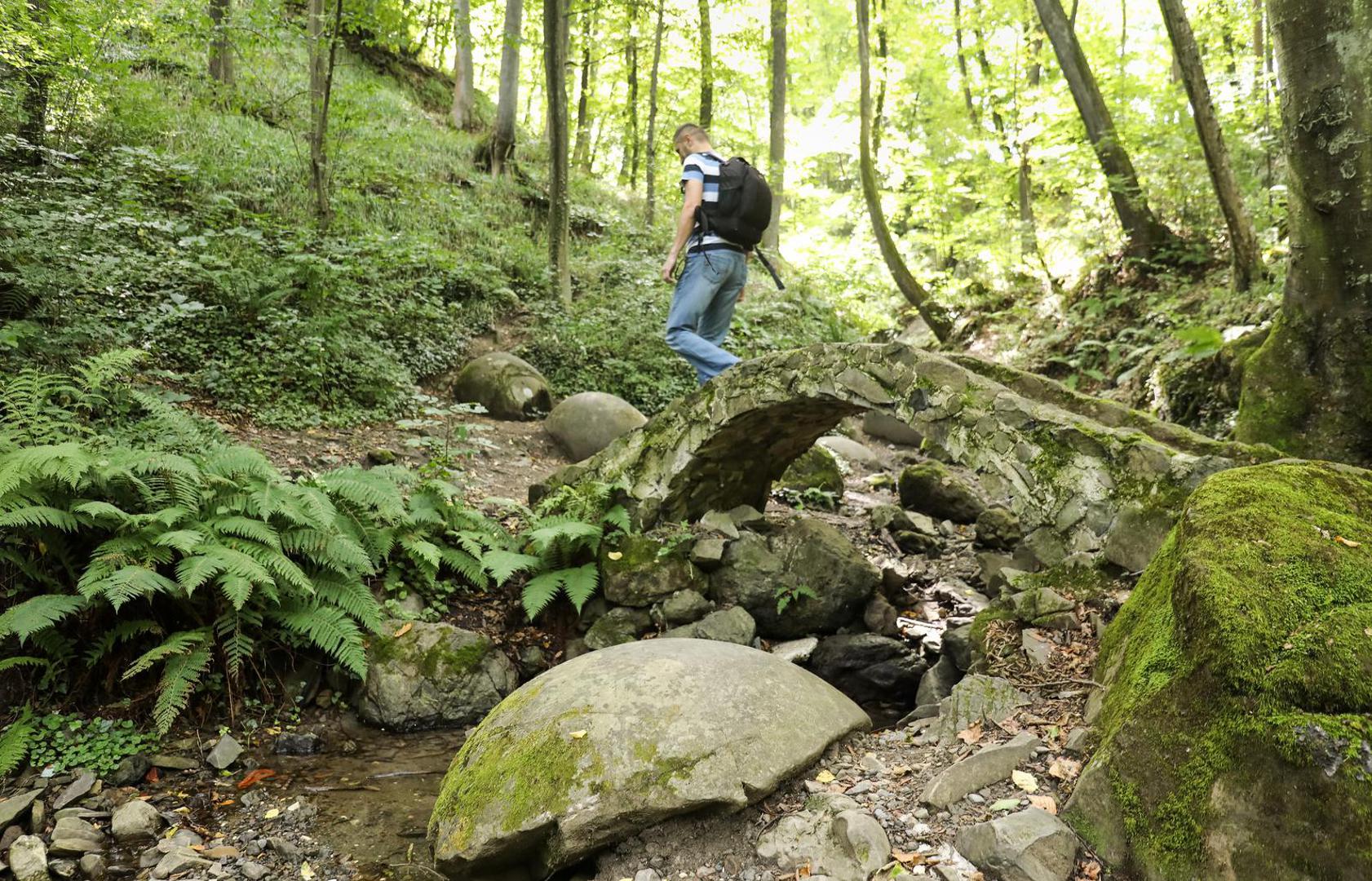 09.08.2023., Zavidovici, Bosna i Hercegovina moze se pohvaliti necim sto se moze pronaci na jos vrlo malo lokacija u svijetu, kamenim kuglama u Zavidovicima. Ovo najvece nalaziste kamenih kugli u Europi, i najmisterioznije mjesto u citavoj zemlji, s obzirom na to da niko sa sigurnoscu ne moze reci kako su ove kugle savrseno preciznog oblika, koje izgledaju kao da ih je neko nacrtao, dospjele na ovo mjesto. Do danas ih je pronadjeno oko 60, od kojih je 11 sacuvano u odlicnom stanju i sve su poredane uz potok u sumi i nalaze se blizu jedna druge. Vjeruje se kako su kamene kugle veliki izvor pozitivne energije a vec slicne postoje u Meksiku, Kostarici i nekim drugim zemljama Juzne Amerike. Photo: Emica Elvedji/PIXSELL