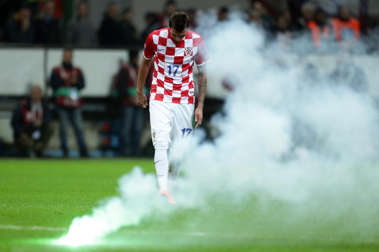 16.11.2014., Milano, stadion San Siro - Kvalifikacijska utakmice Italija - Hrvatska za odlazak na Europsko prvenstvo. Hrvatski navijaci zapalili su nekoliko baklji, a neke od njih zavrsile su i na travnjaku zbog cega je i prekinuta utakmica te ispraznjen 