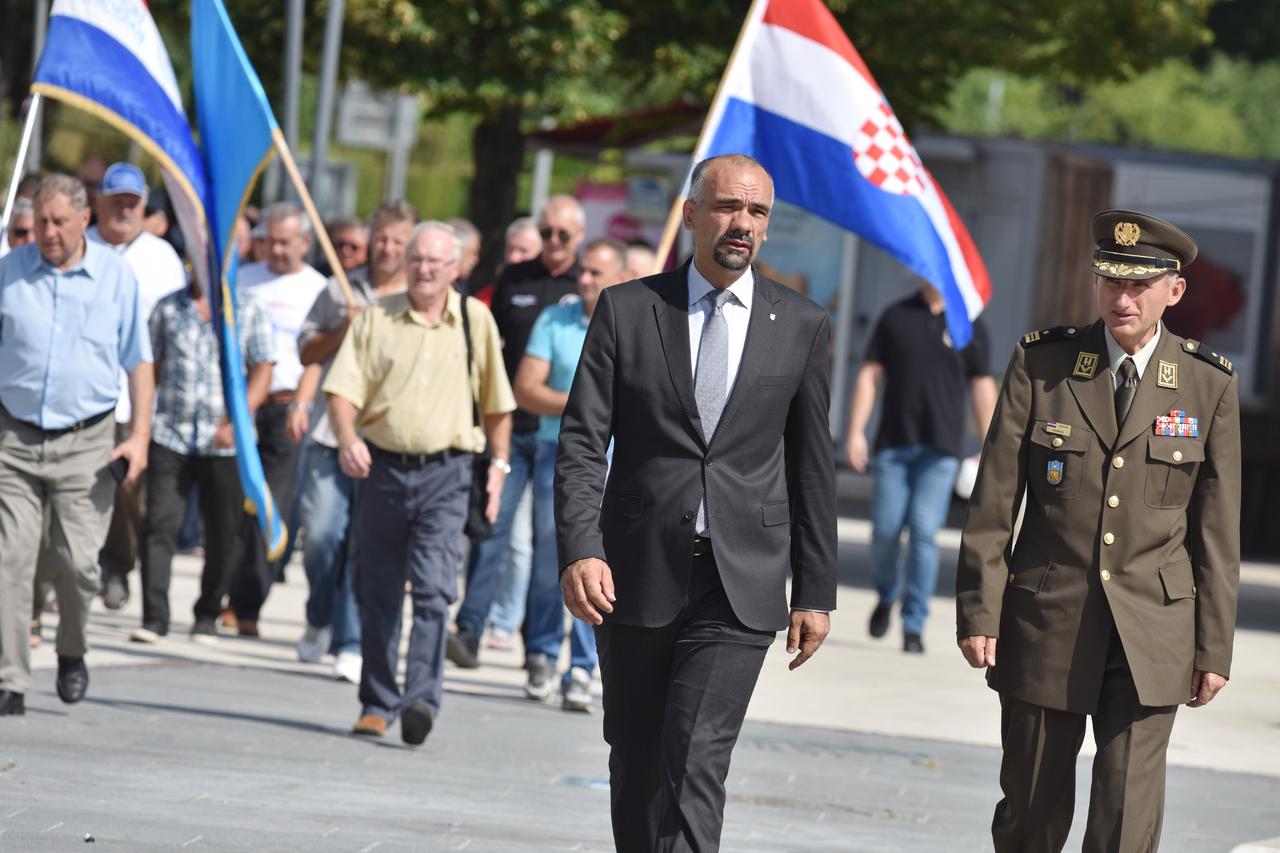 Knin: Polaganjem vijenaca na spomeniku Oluja 95 obilježen Dan logoraša i logora