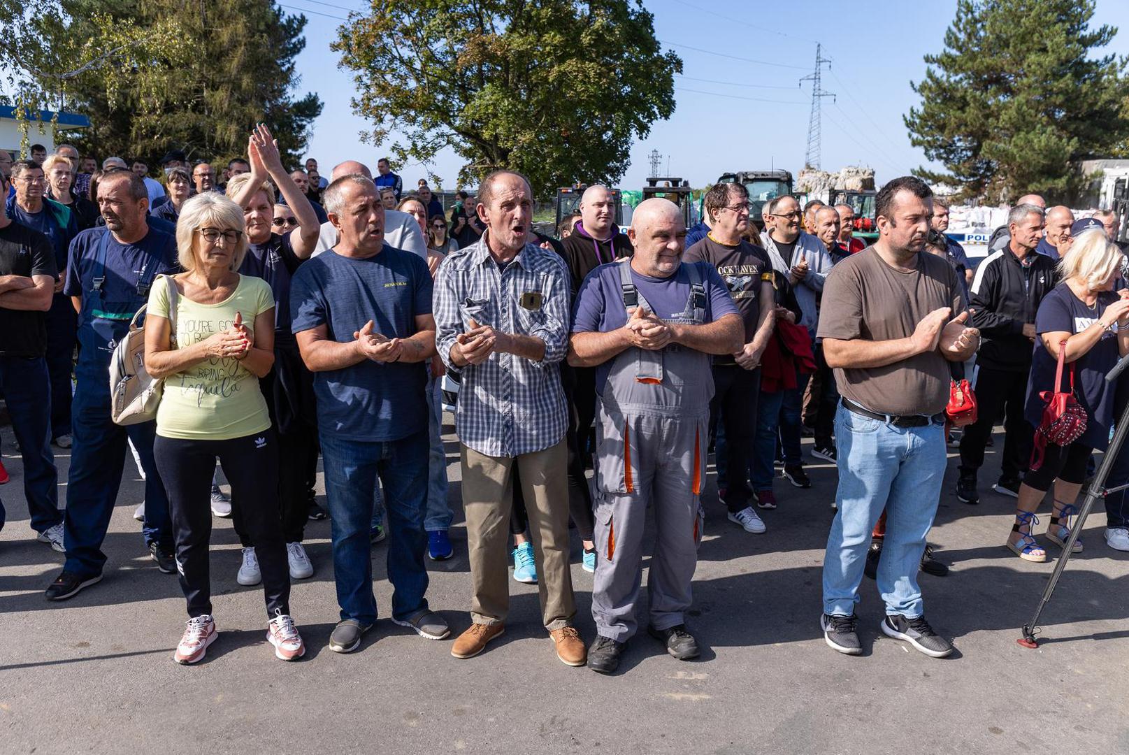 06.10.2023., Osijek - Radnici Drave International u koloni stigli ispred ulaza u tvornicu sa transparentima podrske vlasniku Zvonku Bedeu. Photo: Davor Javorovic/PIXSELL