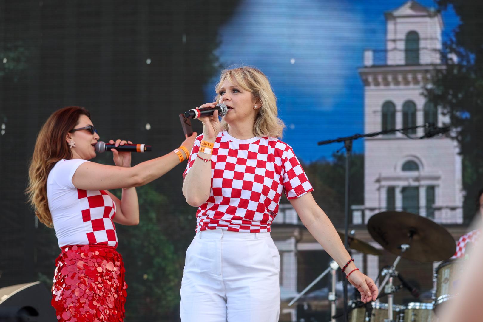 Atmosfera je bila ispunjena emocijama i energijom, a publika je s oduševljenjem pratila njihov nastup koji je još jednom potvrdio njihovu glazbenu povezanost i scensku uvjerljivost.