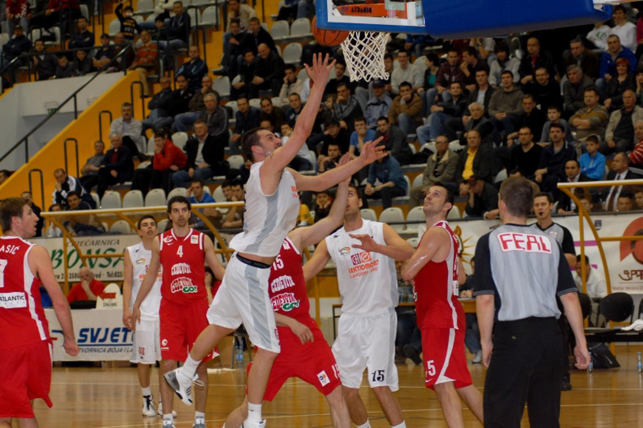 'slavonija-29.06.10-slavonski brod -hrvatska -  rn:svjetlost--u brod-svjetlosti uzurbano se slaze ekipa za sljedecu sezonu u kojoj ce brodski kosarkasi (bijeli) po prvi put nastupiti u balkanskoj ligi