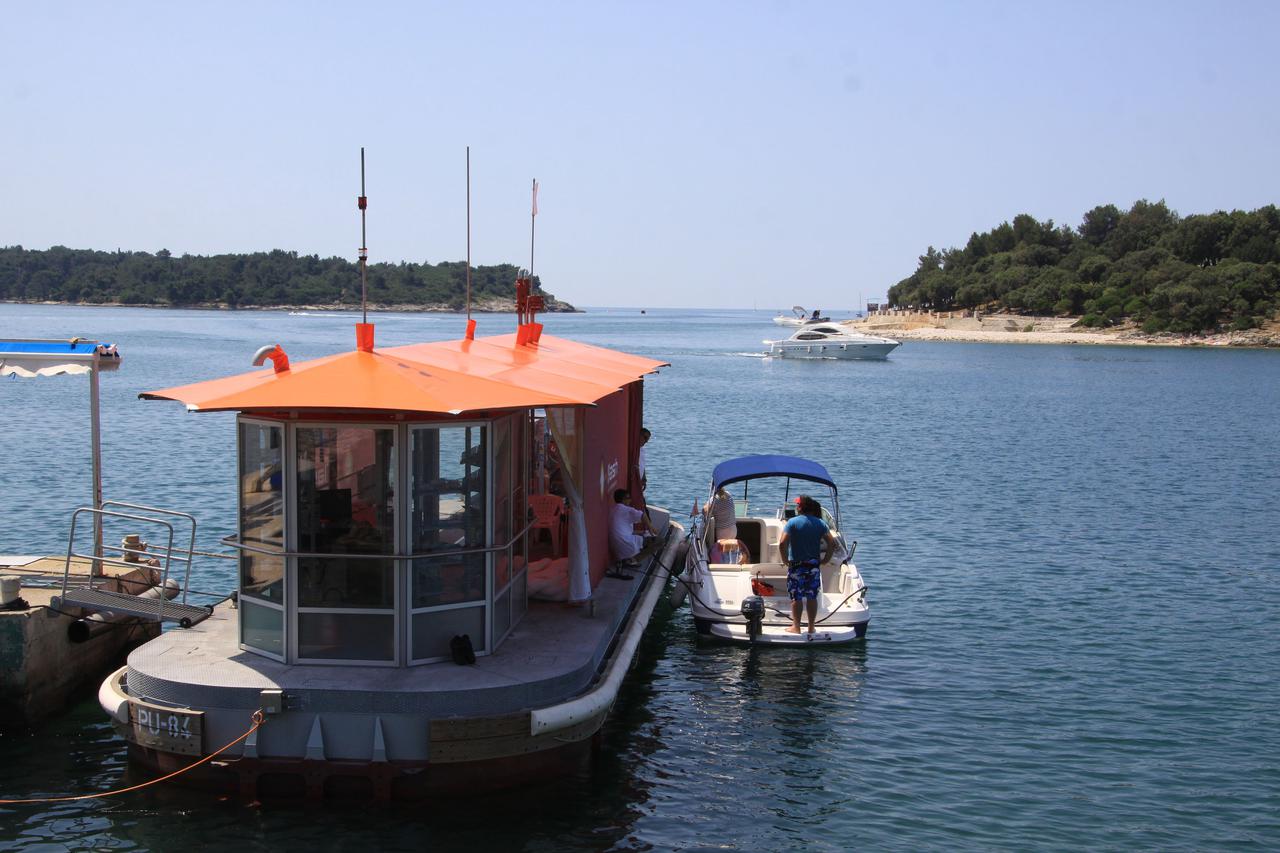 17.06.2013., Pula - U marini Veruda do prije dvije godine postojala je benzinska crpka koja je opskrbljivala nuticare gorivom, no zbog zavrzlama oko koncesije ona je zatvorena. Nedavno je uz  postojecu infrastrukturu bivce benzinske crpke privezana plutaj