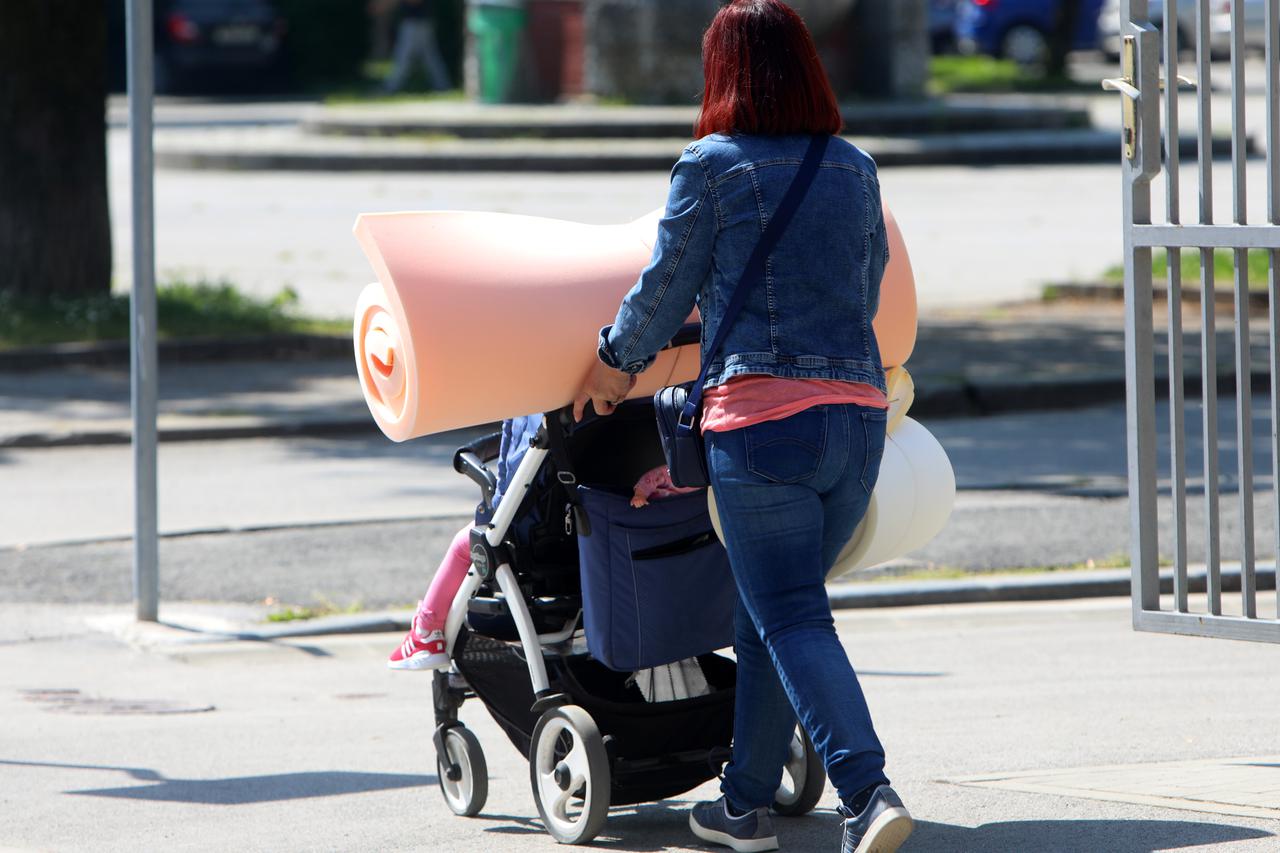 Karlovac: Dječja kolica, osim za djecu, služe i za prijevoz drugih stvari