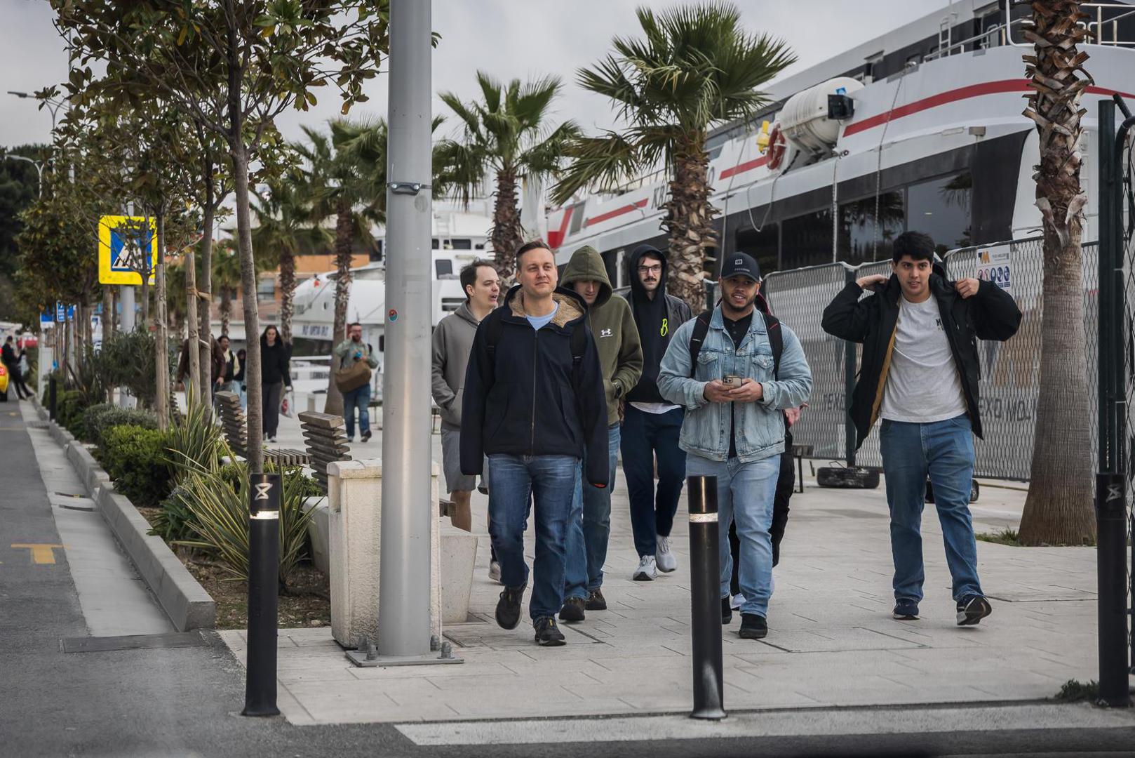 Tijekom šetnje gradom vojnici se nisu odvajali od svojih mobitela. 