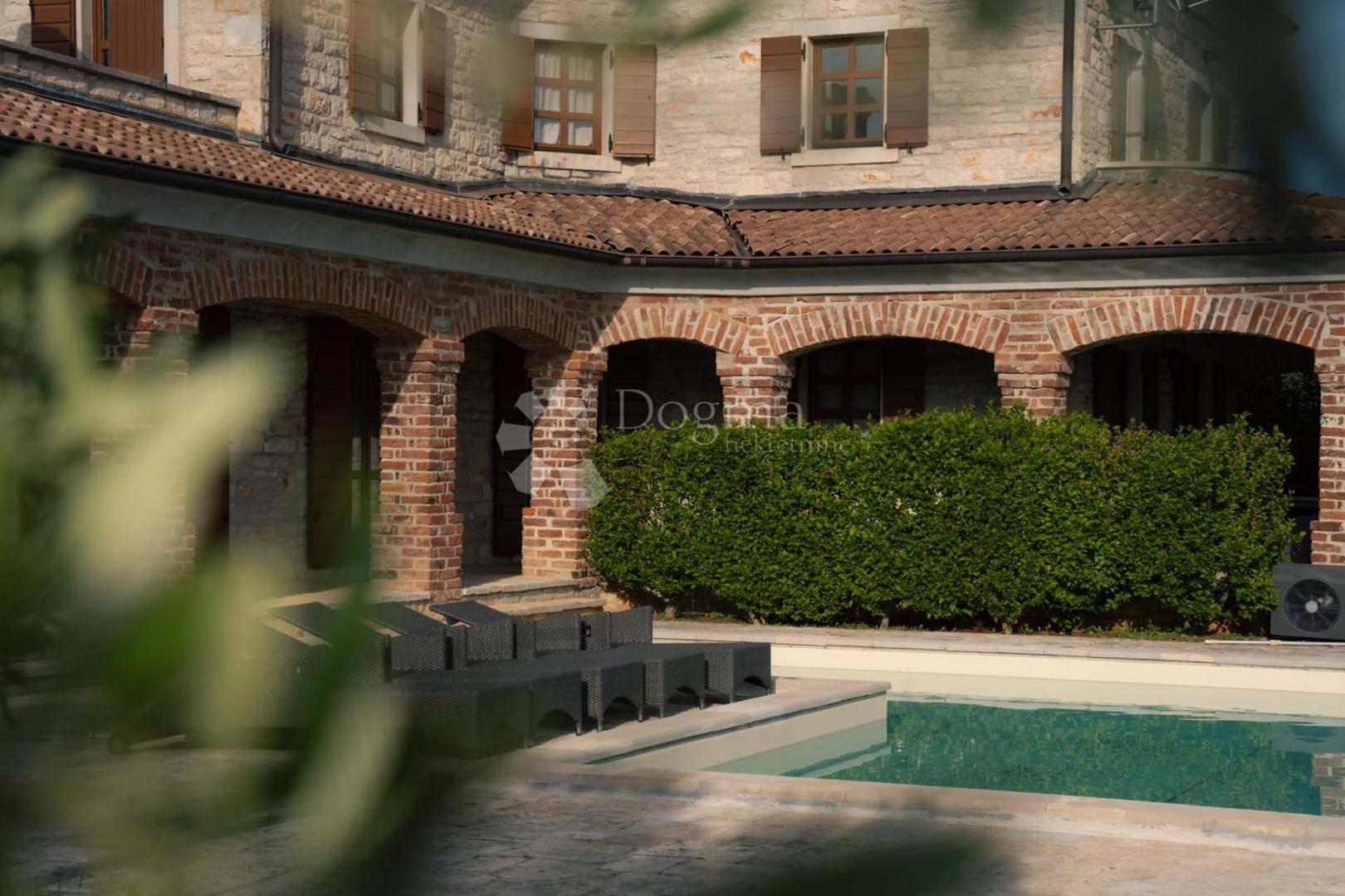 Poseban dojam ostavlja veliki vrt s bazenom u obliku slova L, dok natkrivena terasa s vanjskim kaminom dodatno naglašava njezin šarm i prostranost. Vila se proteže na dvije etaže i uređena je rustikalnim namještajem izrađenim od hrvatskog hrasta.