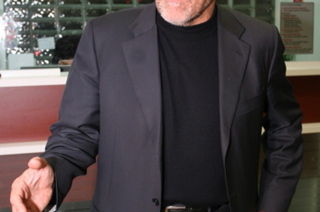 '02.12.2010.Zagreb - Klaiceva bolnica, Milan Bandic je doso u posjet djecaku koji je strado tako sto mu je gol pao na glavu. Photo: Goran Jakus/PIXSELL'