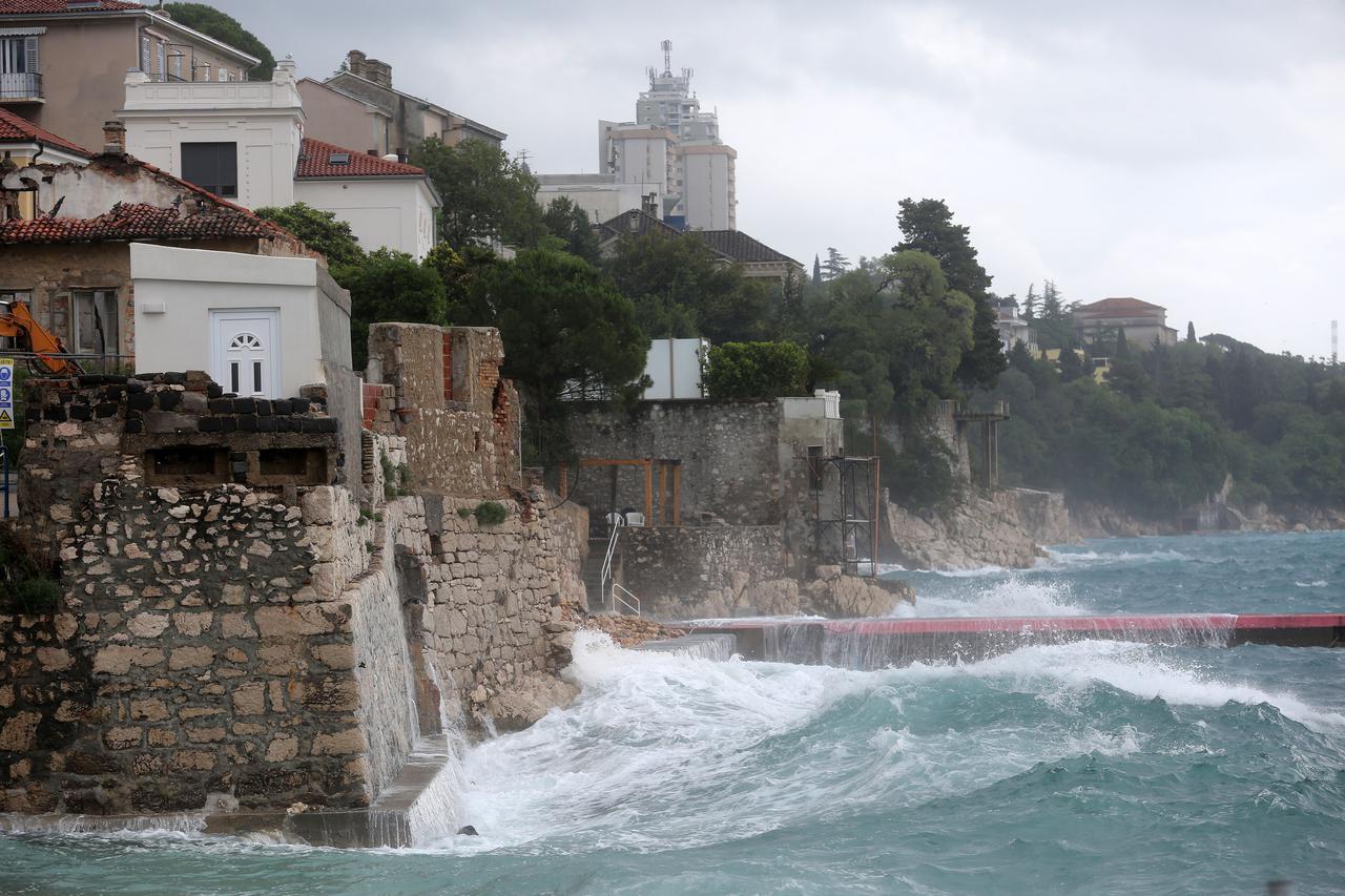Rijeka: Veliki valovi udaraju u obalu na Pećinama