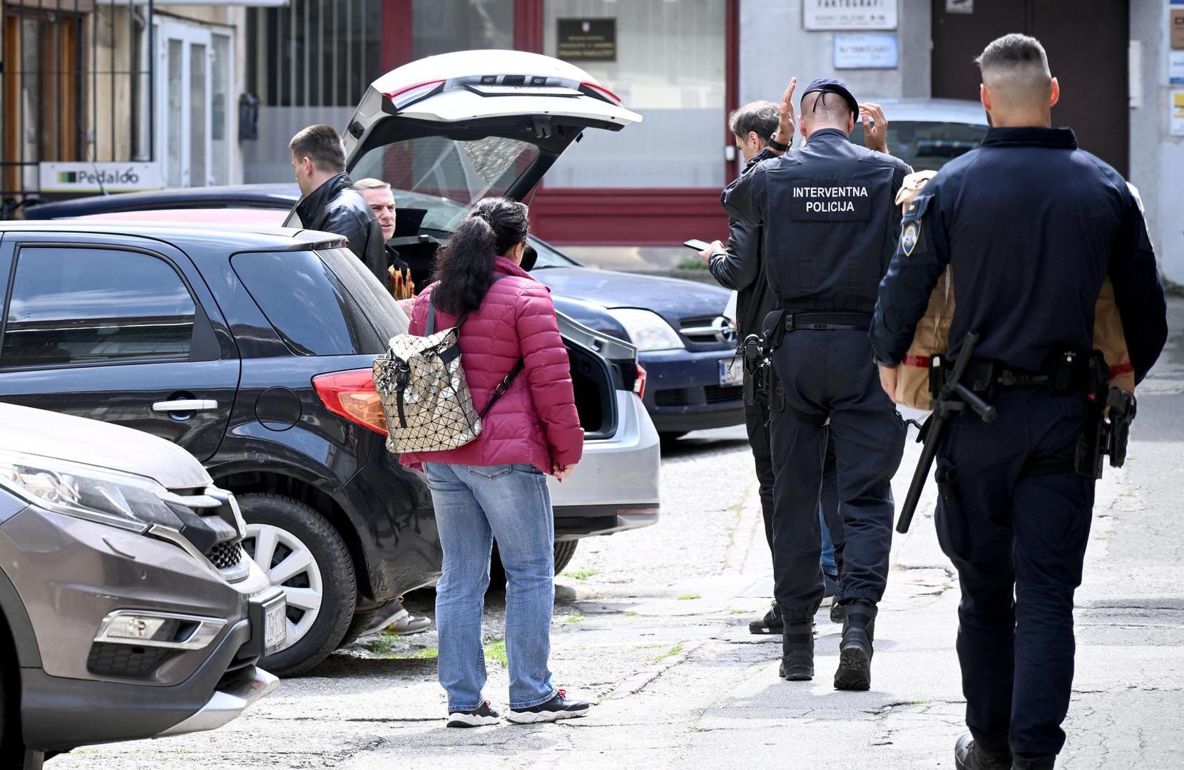 10.04.2025., Zagreb - Policija privodi osumljicenog navodno povezanog s trgovinom drogom na Trgu bana Josip Jelacica. Photo: Marko Lukunic/PIXSELL