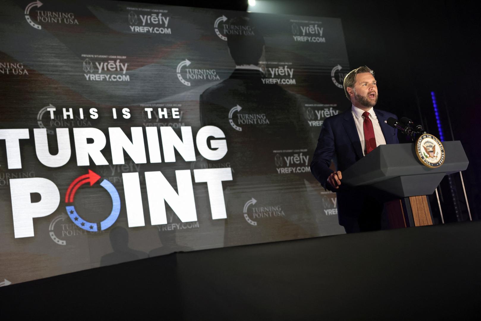 „Tko su akteri, što se time simbolizira i kako će se ova scena uklopiti u širi politički narativ? Ovo je negledljivo“, glasio je jedan od komentara koji su se proširili mrežama. 