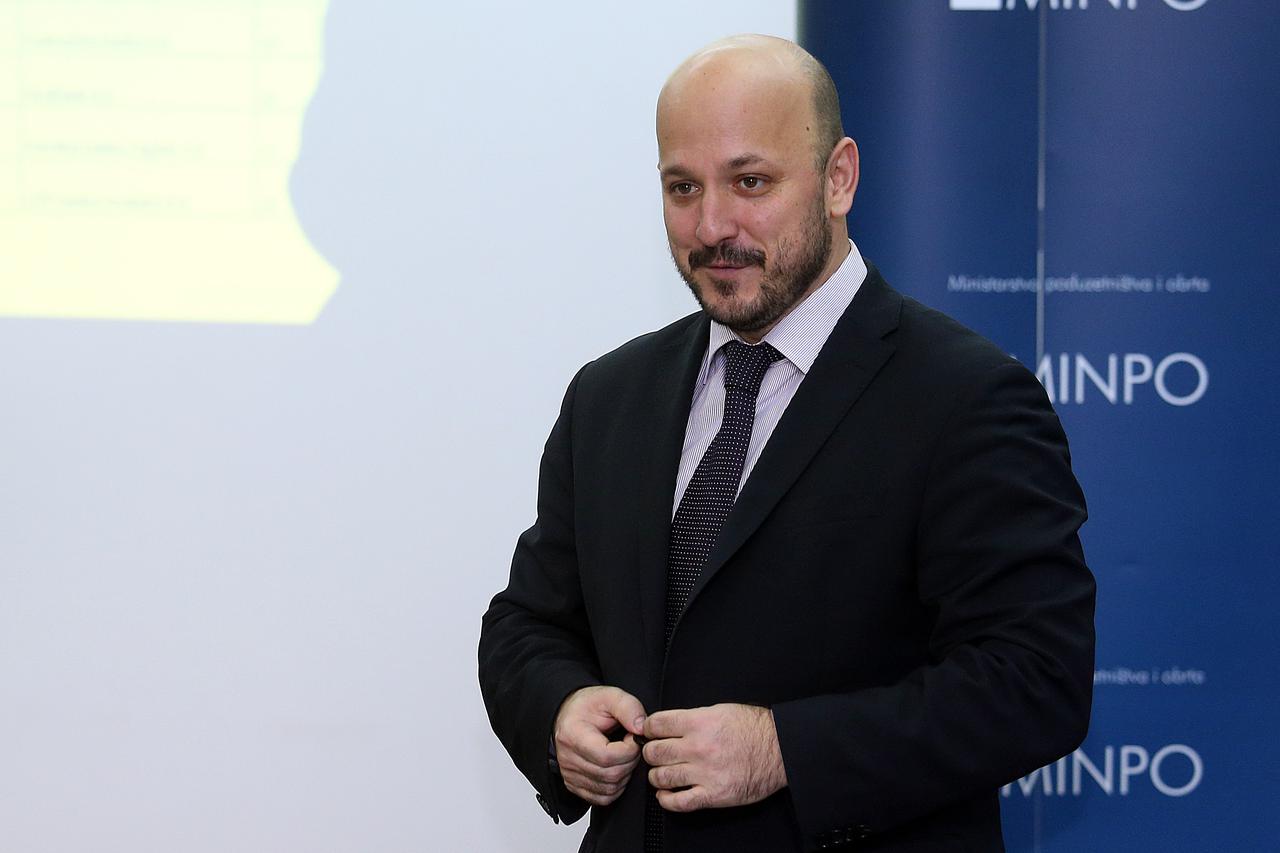 08.12.2014., Zagreb - Potpisivanje ugovora o suradnji Ministarstva poduzetnistva i obrta i poslovnih banaka. Ugovore su potpisali Gordan Maras, ministar poduzetnistva i obrta koji je predstavio program i uvjete subvencioniranja, te predsjednici i clanovi 