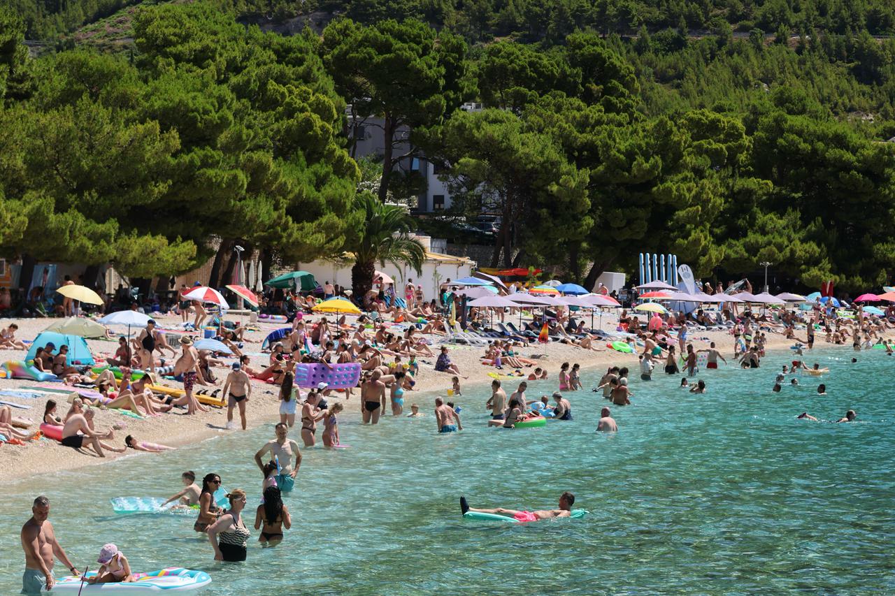 Plaža u Makarskoj puna je kupača 