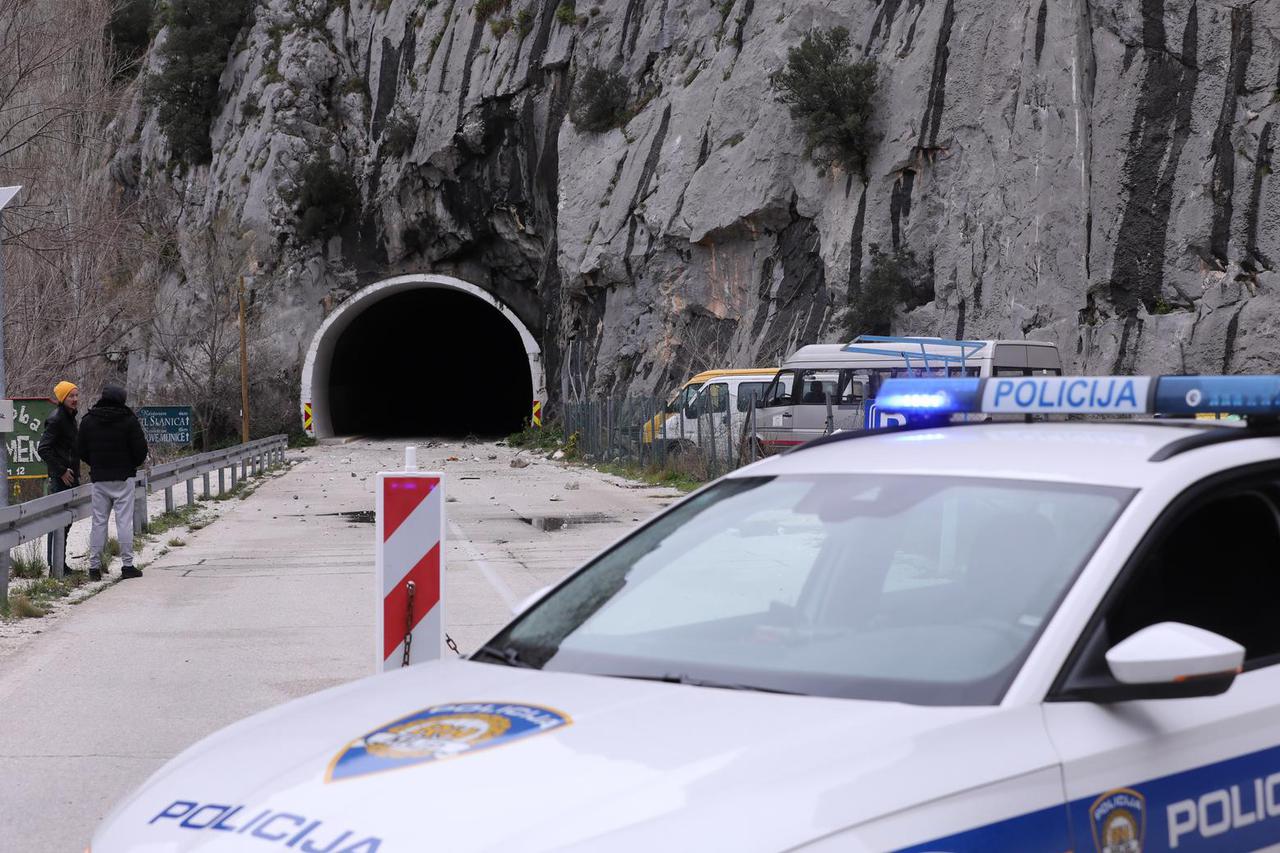 Odron u Omišu: Kamenje palo na automobil, vozač ozlijeđen