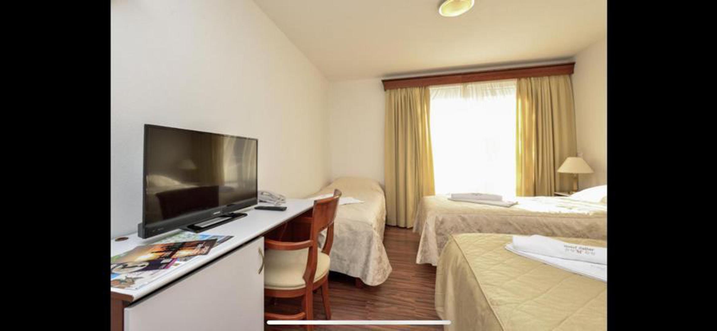 Sve sobe su klimatizirane, a u sklopu hotela nalazi se bazen i terasa za sunčanje.