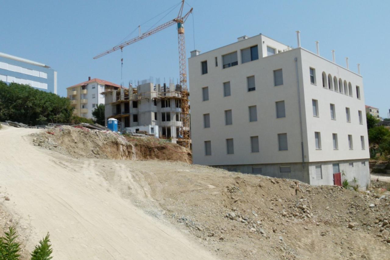 \'Split.14.07.2011. Kuca predsjednice splitskog gradskog vijca Nevenke Becic,sestre gradonacelnika Zeljka Keruma.Iza nje kuca vijecnika Obada u izgradnji zbog koje se navodno bune susjedi da je izgrad