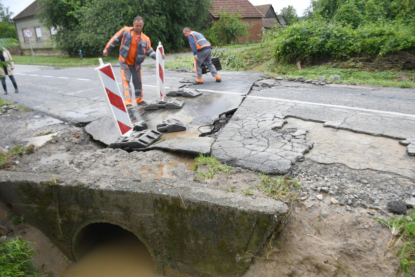 Uništene su prometnice, porazbacani prometni znakovi, a građani čiste nanose šljunka lopatama, piše epodravina.hr. Osim toga, neupotrebljivi su i bunari a neki od mještana su ostali i bez pitke vode.