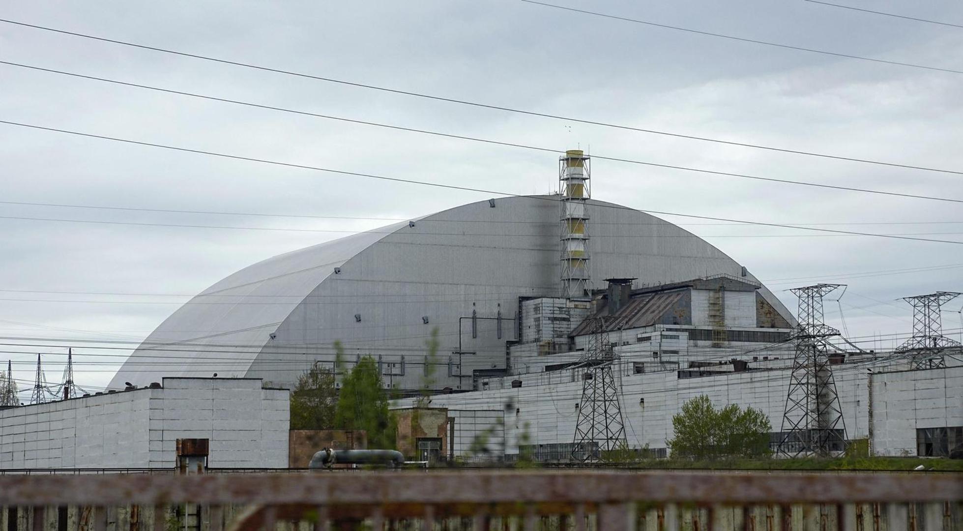 Uništeni reaktor 4 najprije je prekriven betonskim "sarkofagom", izgrađenim na brzinu 1986. godine. Zbog nestabilnosti te strukture, izgrađen je novi, gigantski čelični luk poznat kao Novi sigurni kontejnment (NSC), koji je 2016. navučen preko starog sarkofaga. NSC bi trebao osigurati lokaciju sljedećih 100 godina i omogućiti buduće radove na demontaži reaktora. Tragična ironija povijesti htjela je da Černobil ponovno dođe u središte svjetske pozornosti 2022. godine, kada su ruske snage tijekom invazije na Ukrajinu zauzele elektranu. 