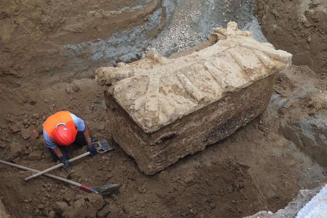 Iskopan rimski sarkofag pronađen u Vinkovcima